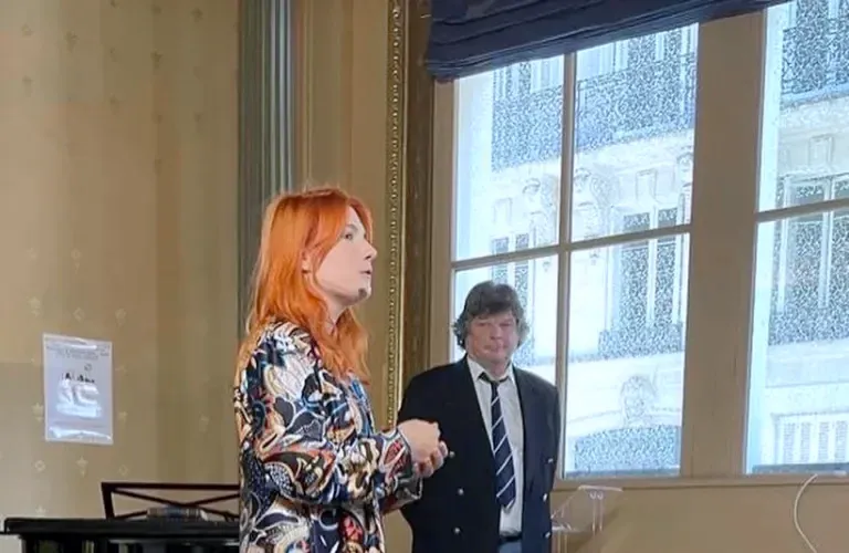 Adeline Toniutti prend la parole, Jean-Marie Legé debout à ses côtés, au Colloque international sur la voix