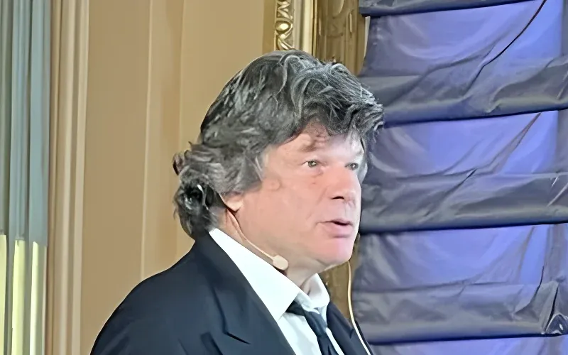 Portrait de Jean-Marie Legé, micro-casque, pendant sa conférence au Colloque international sur la voix